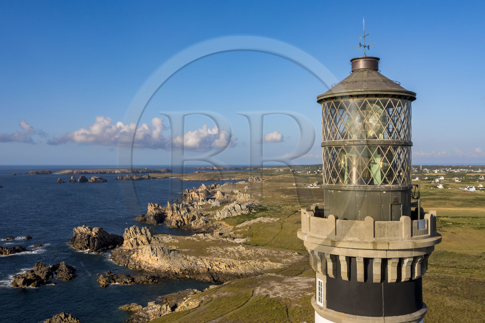 France, Finistère (29), Mer d'Iroise, Ile d'Ouessant, le phare du Créac’h et les rochers de la cote dechiquetée au Nord de l'Ile (vue aérienne)