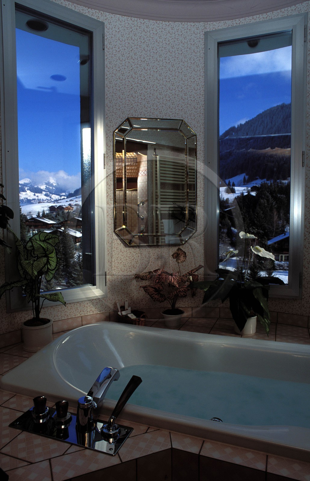 Suisse, région de Bern (Oberland Bernois), Saanenland, Gstaad, salle de bains du Palace Hôtel