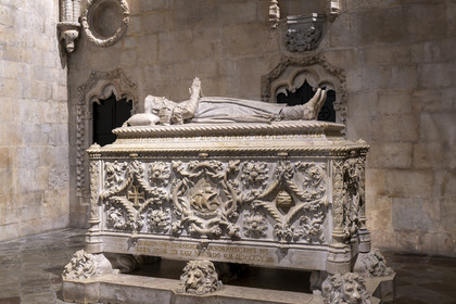 Portugal, Lisbonne, Bélem, Monastere des Hiéronymites (Mosteiro dos Jerónimos), classé Patrimoine Mondial de l'UNESCO, église Santa Maria, tombeau de Vasco de Gama sculpté de cordages, de sphères armillaires et autres emblèmes marins, il est de style manuélin