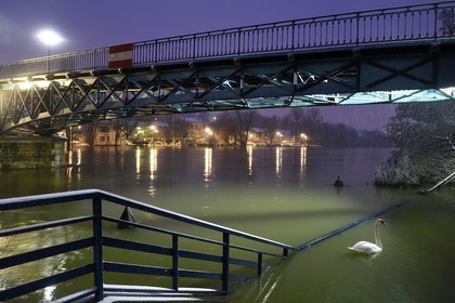 France, Val-de-Marne (94), Bry-sur-Marne, la passerelle réalisée par Gustave Eiffel entre Bry-sur-Marne et Le Perreux-sur-Marne en arrière plan, les bords de Marne inondés