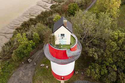France, Loire-Atlantique (44), Cordemais, collection d'art contemporain à ciel ouvert Estuaire, la Villa Cheminée réalisé par l'artiste japonais Tatzu Nishi sur les rives de la Loire, oeuvre d'art mais aussi maison d'hôtes insolite (vue aérienne)
