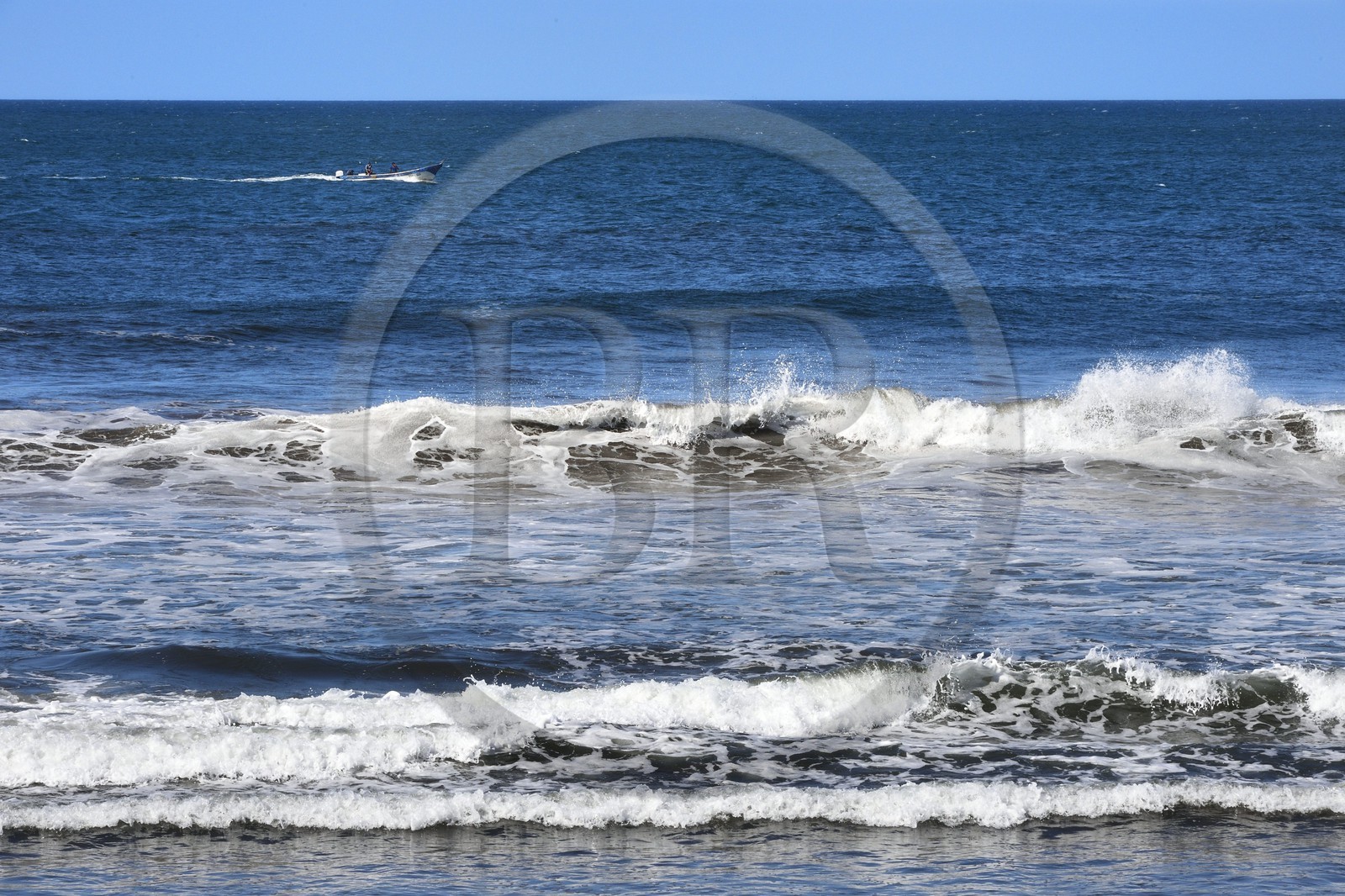Nicaragua, la côte pacifique de Leon, parc national Isla Juan Venado, bateau de pêche longeant la côte