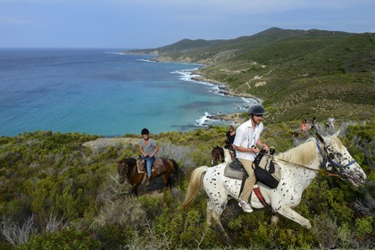 France, Haute-Corse (2B), Nebbio, Punta di l’Acciolu (Acciola), cavaliers en randonnée dans le désert des Agriates