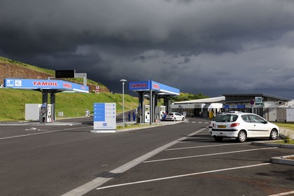 France, île de la Réunion, station essence sur la route des Tamarins