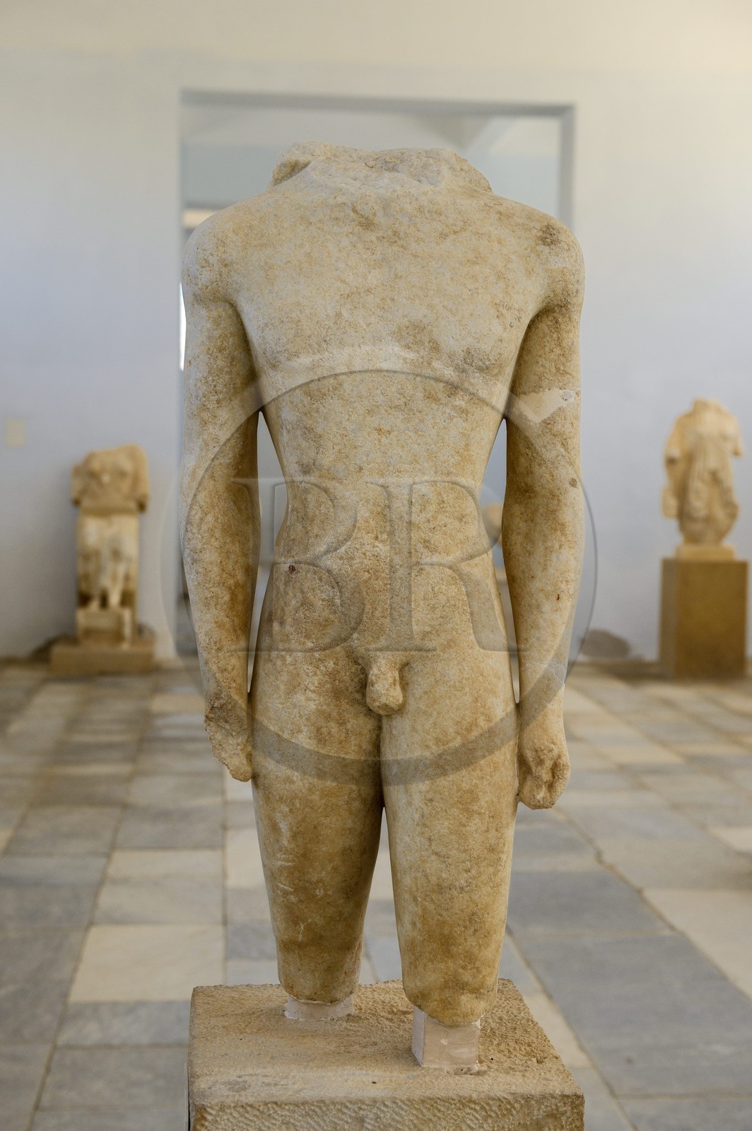 Grèce, île de Delos, classée Patrimoine Mondial de l'UNESCO, site archéologique de Délos, le musée archéologique, torse d'un kouros du sanctuaire d'Apollon daté du VIéme siècle avant J.C.