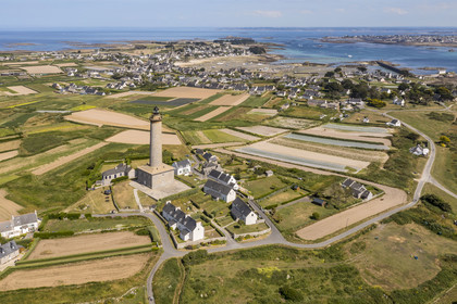 France, Finistère (29), Iles du Ponant, Ile de Batz, le phare mis en service en 1836 surplombe les champs de l'Ile (vue aérienne)