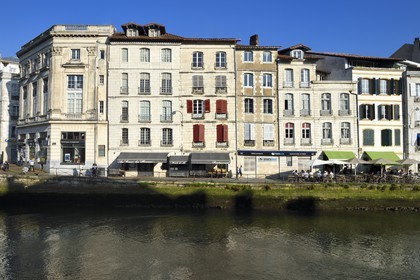 France, Pyrénées-Atlantiques (64), Pays-Basque, Bayonne, les quais de la Nive, quai des Corsaires