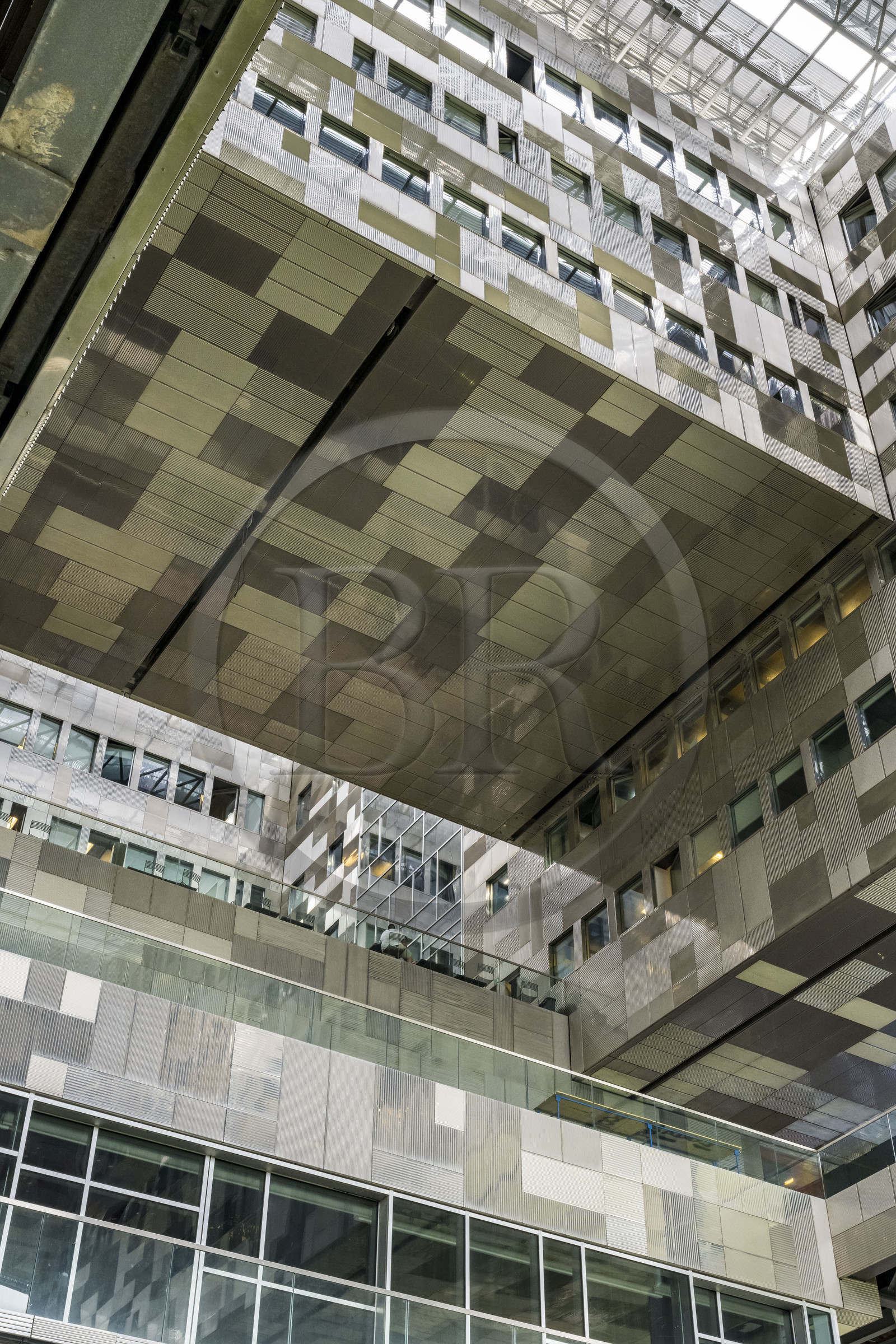 France, Hérault (34), Montpellier,  quartier de Port Marianne, l'Hotel de Ville conçu par les architectes Jean Nouvel et François Fontès, patio entre eau et ciel