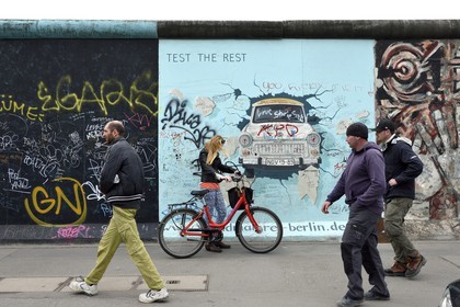 Allemagne, Berlin, Friedrichshain-Kreuzberg, East Side Gallery, le mur, oeuvre de Birgit Kinder datant des années 1990 et rénovée en 2009 représentant une voiture Trabant arrivant de Berlin Est intitulée Test the best