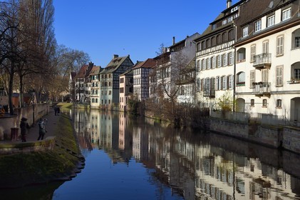 France, Bas-Rhin (67), Strasbourg, vieille ville classée au Patrimoine Mondial de l'UNESCO, quartier de la Petite France, quai de la Petite France le long d'un des bras de la rivière l'Ill