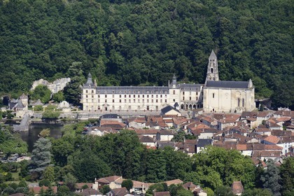 France, Dordogne (24), Brantôme, l'abbaye bénédictine Saint-Pierre en bordure de la Dronne et le village (vue aérienne)