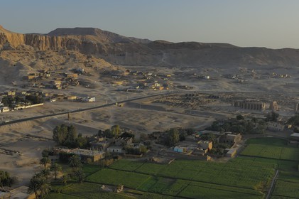 Egypte, Haute Egypte, vallée du Nil, environs de Louxor, nécropole thébaine classée Patrimoine Mondial de l'UNESCO, Thèbes Ouest, tombes des nobles à flanc de montagne et le Ramesseum à droite (vue aérienne)