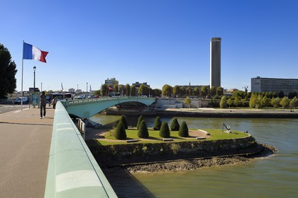 France, Seine-Maritime (76), Rouen, le Pont Pierre Corneille et la tour des archives départementales de la Seine-Maritime