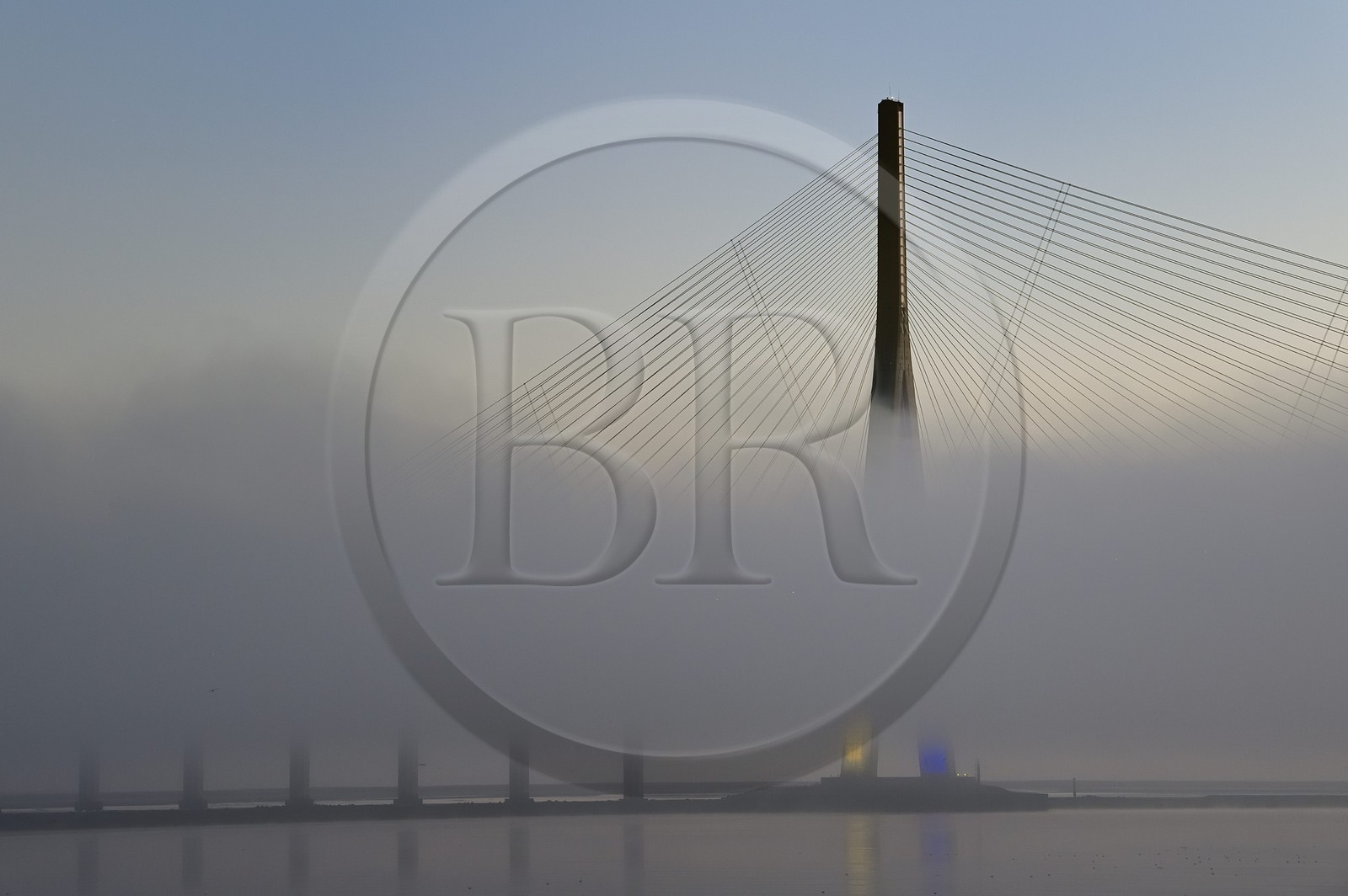 France, entre Calvados (14) et Seine-Maritime (76), le Pont de Normandie dans les brumes de l'aube, il enjambe la Seine pour relier les villes de Honfleur et du Havre