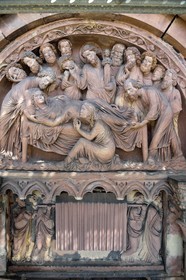 France, Bas-Rhin (67), Strasbourg, vieille ville classée au Patrimoine Mondial de l'UNESCO, la cathédrale Notre-Dame, Portail du Jour du jugement, tympan de la Dormition de la Vierge, un des chefs d'œuvre du style 1200