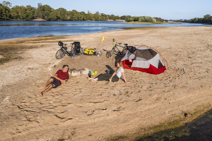 France, Maine-et-Loire (49), vallée de la Loire classée au Patrimoine Mondial par l'UNESCO, randonnée à bicyclette le long des berges de la Loire, campement pour la nuit sur un des bancs de sable formant des îles sur la Loire (vue aérienne)
