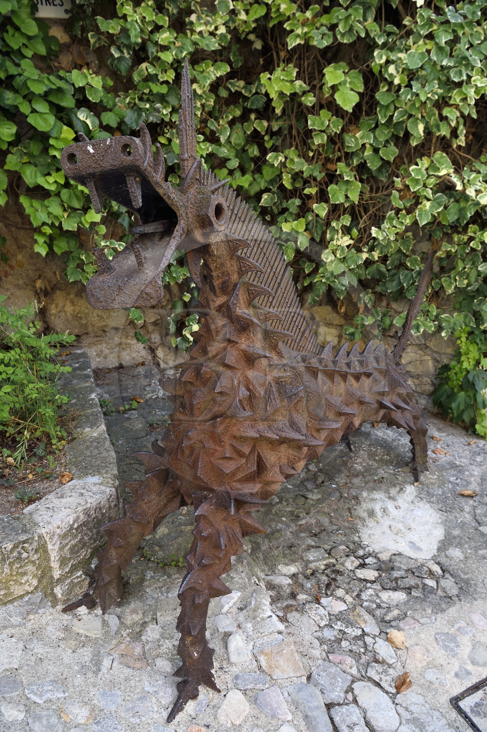France, Var (83), Seillans, labellisé Les Plus Beaux Villages de France, le Dragon sculpture de Ivan Ivanoff