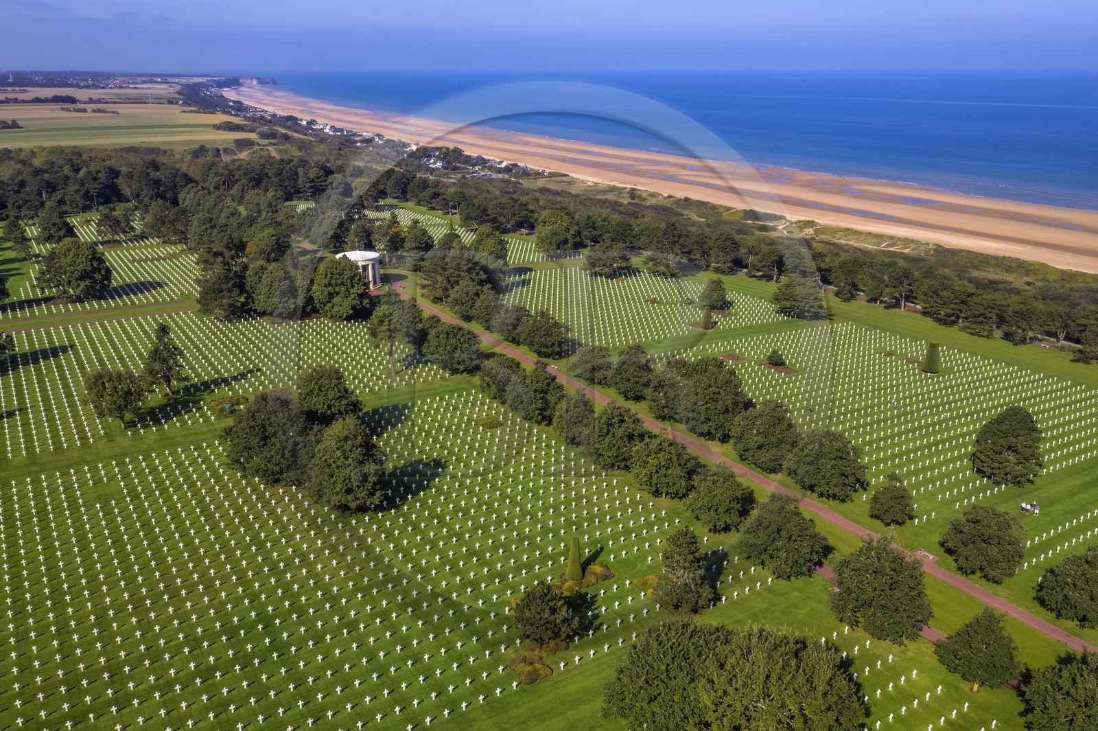 France, Calvados (14), Colleville-sur-Mer, cimetière américain de Colleville-sur-Mer et la plage du débarquement de Omaha Beach en arrière plan