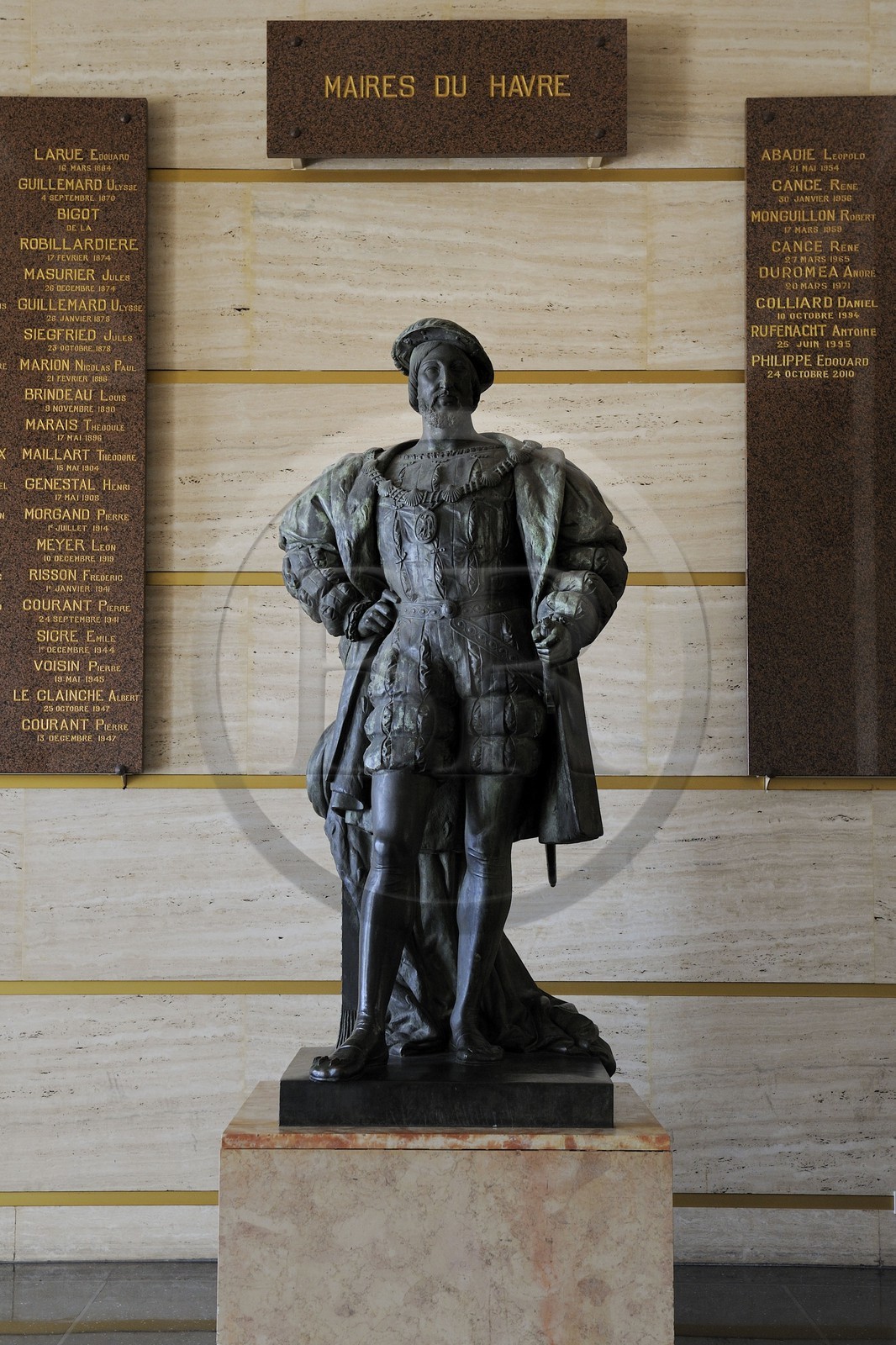 France, Seine-Maritime (76), Le Havre, Centre-ville reconstruit du Havre par Auguste Perret classé Patrimoine Mondial de l'UNESCO, statue de François Ier fondateur de la ville dans le hall d'entrée de l'Hotel de Ville