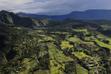 France, Ile de la Reunion, la foret domaniale des Makes en bordure du cirque de Cilaos (vue aérienne)