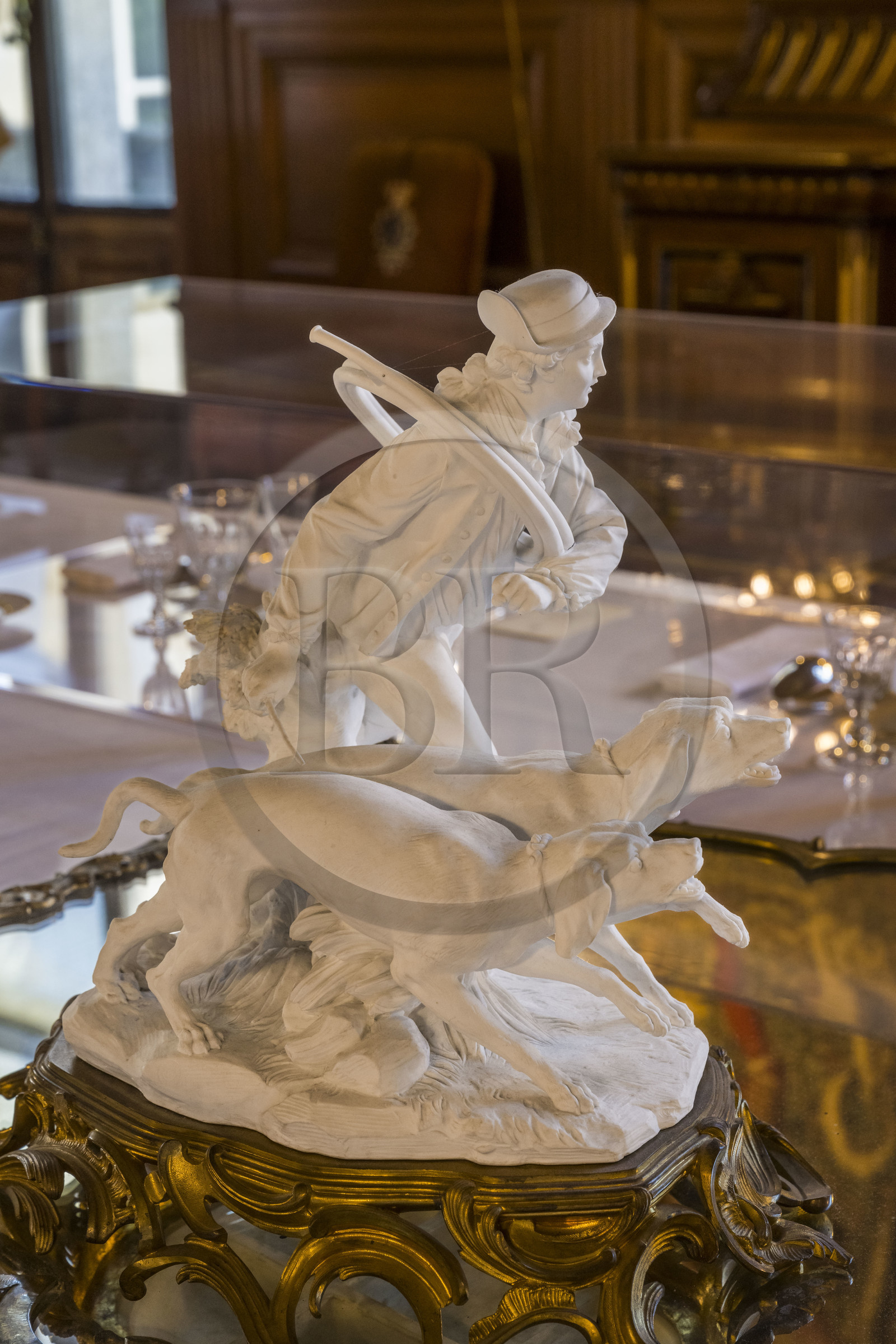 France, Oise (60), Chantilly, le chateau de Chantilly, le musée Condé, biscuit (céramique) représentant une scène de chasse en décoration de table