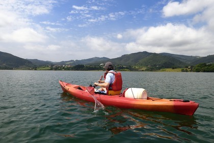 Espagne, Pays basque espagnol, Biscaye, région de Gernika-Lumo, Réserve de biosphère d'Urdaibai, remontée en kayak de l'estuaire du fleuve Oka