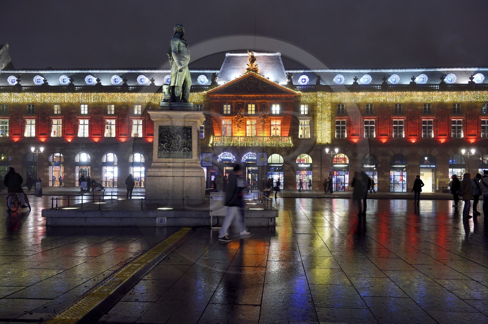France, Bas-Rhin (67), Strasbourg, place Kléber, la statue du Général Kléber et l'Aubette