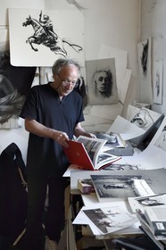 France, Ivry-sur-Seine (94), l'artiste plasticien Ernest Pignon-Ernest dans son atelier