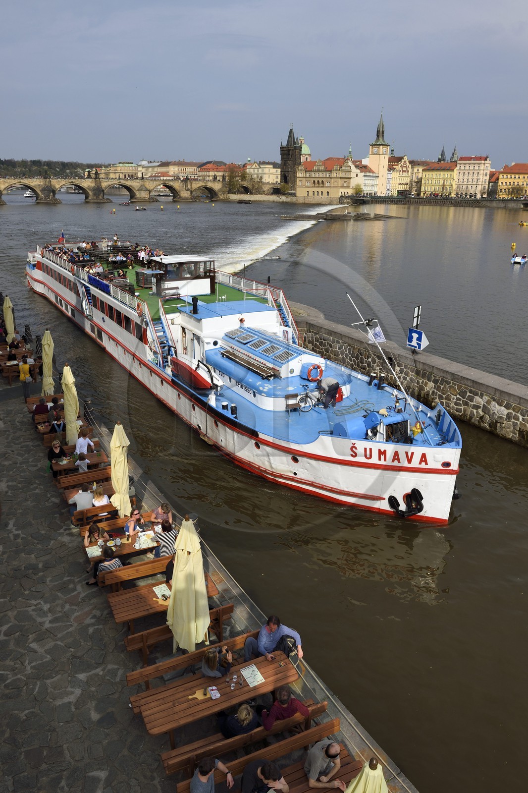 République Tchèque, Prague, quartier de Kampa, bateau mouche devant le musée Kampa, le pont Charles sur la rivière Vltava en arrière plan