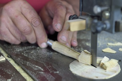 France, Dordogne (24), Périgord Vert, Nontron, fabrication des couteaux de Nontron à la Coutellerie Nontronnaise, dégrossissage du manche