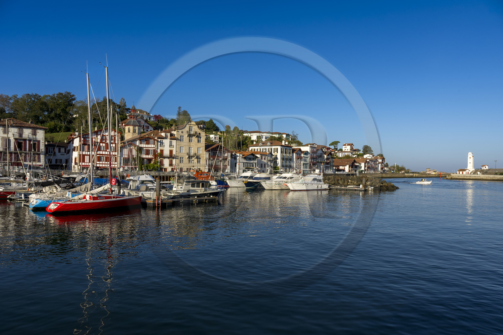 France, Pyrénées-Atlantiques (64), la côte du Pays-Basque, Ciboure, la maison natale de Maurice Ravel (en pierre) et le clocher de l'église Saint-Vincent en bordure du port