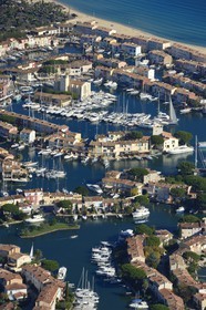 France, Var (83), golfe de Saint-Tropez, la cité lacustre de Port-Grimaud (vue aérienne)