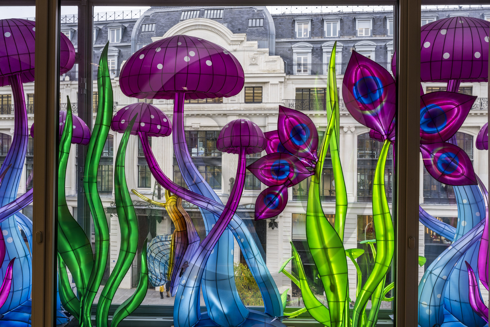 France, Paris (75), le grand magasin de La Samaritaine pendant les fêtes de Noël, réalisations de Thoiry Lumières Sauvages dans les vitrines de la facade