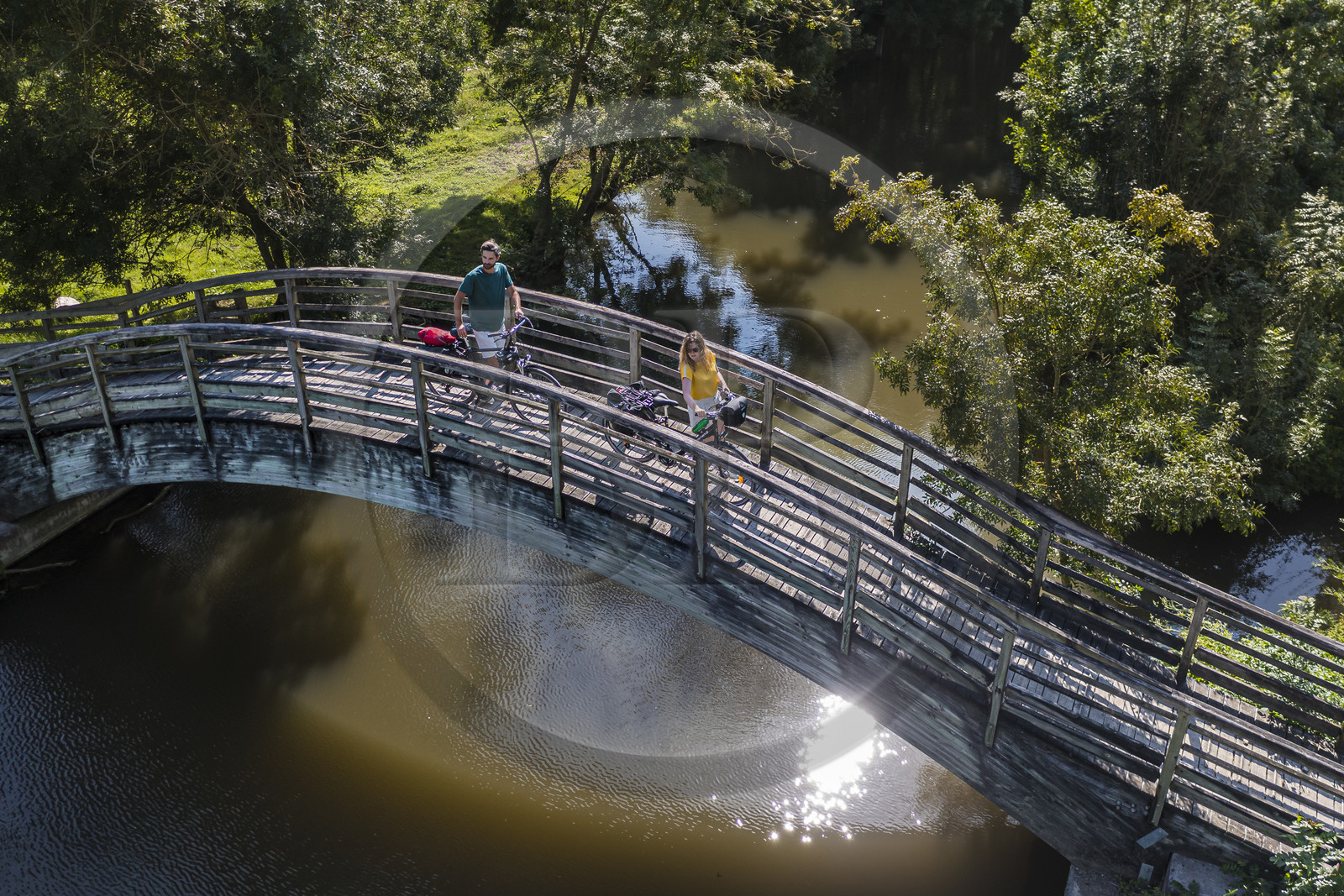 France, Deux-Sèvres (79), le Marais Poitevin, la Venise Verte, Le Vanneau-Irleau, randonnée à bicyclette le long des canaux et passage d'une passerelle (vue aérienne)