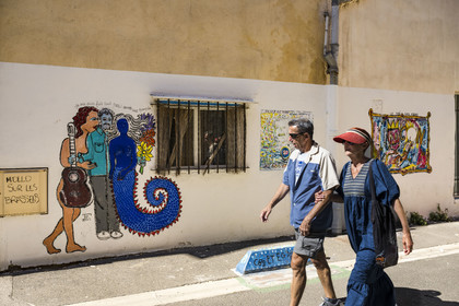 France, Hérault (34), Sète, peinture murale dans la rue de Tunis illustration de la chanson de Georges Brassens Je me suis fait tout petit