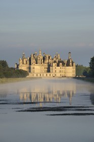 France, Loir et Cher (41), Vallée de la Loire classée Patrimoine Mondial de l' UNESCO, château de Chambord depuis le grand canal
