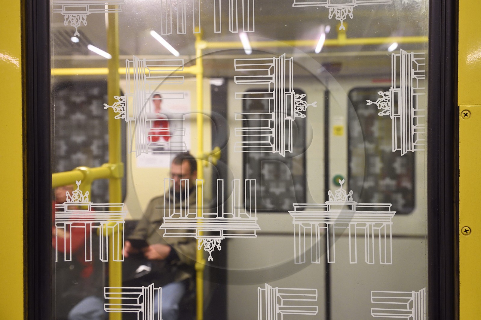 Allemagne, Berlin, U Bahn, metro à la station Senefelderplatz avec logo de la Porte de Brandebourg