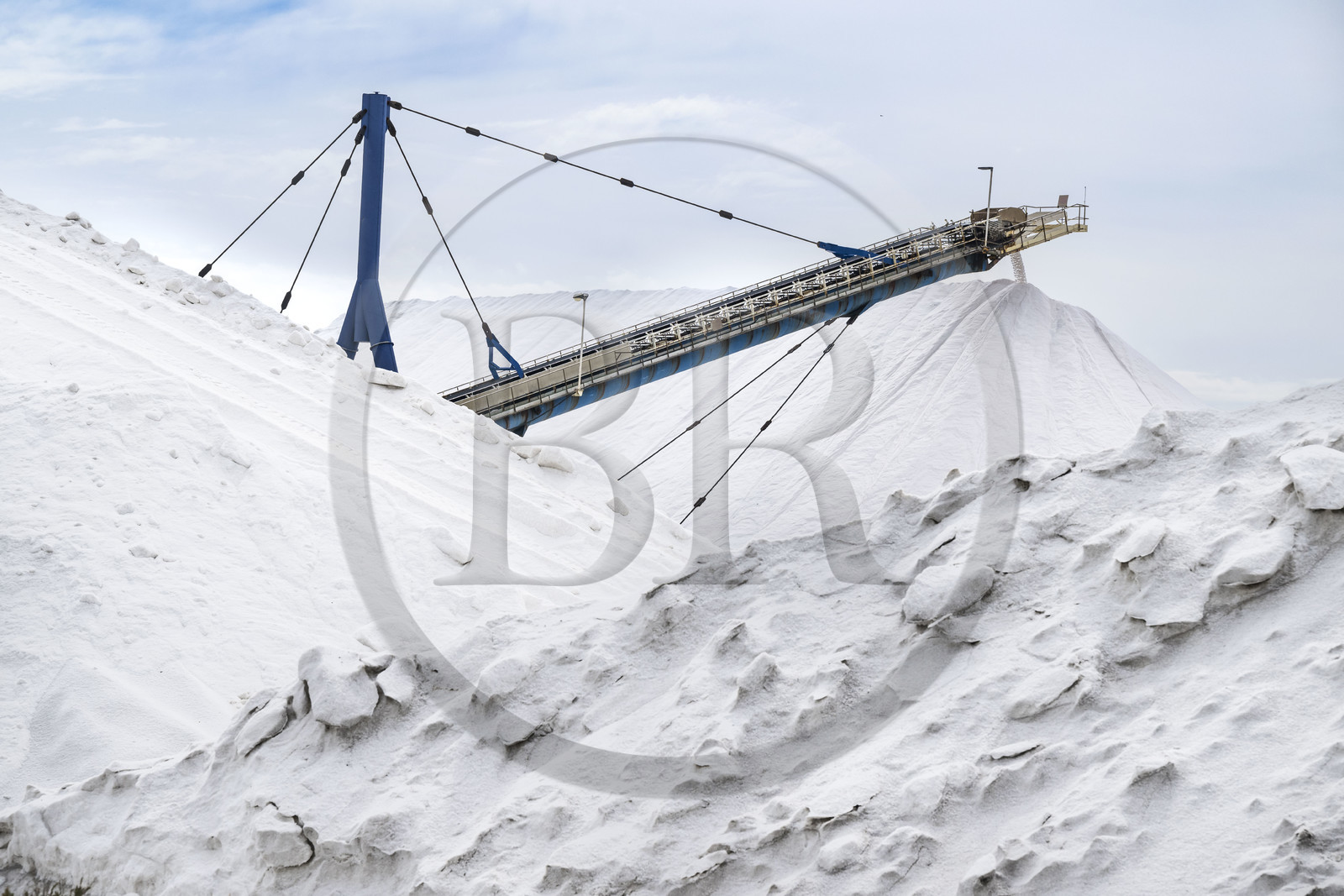 France, Gard (30), Aigues-Mortes, le salin d'Aigues-Mortes (Salins du Midi), montagne de sel stocké