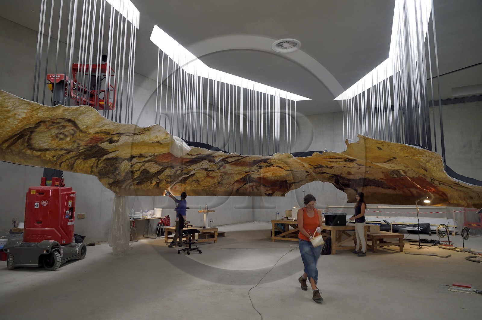 France, Dordogne (24), Montignac, chantier du futur Centre International de l'Art pariétal de Montignac-Lascaux (Lascaux 4), espace pédagogique reprenant des panneaux de la grotte réalisés par l’Atelier des Fac-Similés du Périgord (AFSP), ici les peintures de la salle des taureaux