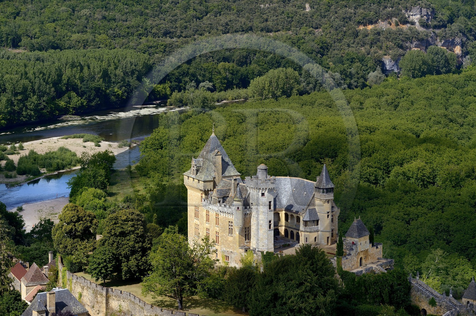 France, Dordogne (24), Périgord Noir, vallée de la Dordogne, Vitrac, le chateau de Montfort surplombant la Dordogne (vue aérienne)