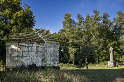 France, Saône-et-Loire (71), parc naturel régional du Morvan, Saint-Léger-sous-Beuvray, oppidum de Bibracte, capitale du peuple celte des Éduens, site archéologique sur le mont Beuvray, Chapelle Saint-Martin installée à l’emplacement d’un temple gallo-romain