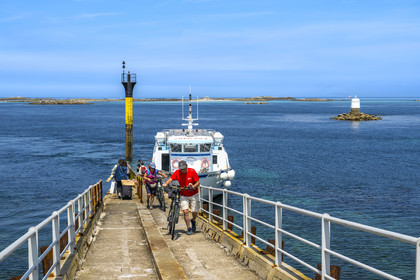 France, Finistère (29), Roscoff, l'estacade, passagers sur l'embarcadère du ferry pour l'Ile de Batz