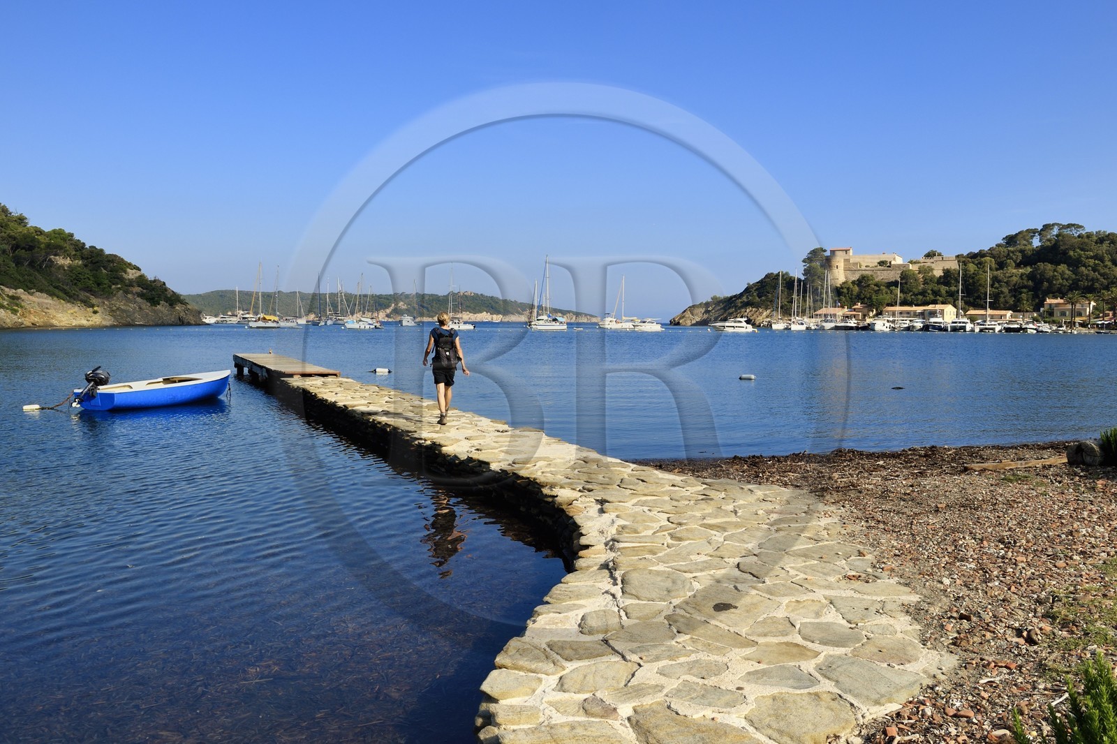 France, Var (83), Iles d'Hyères, parc national de Port Cros, Ile de Port-Cros, le Fort du Moulin surplombe le village et la rade de Port Cros