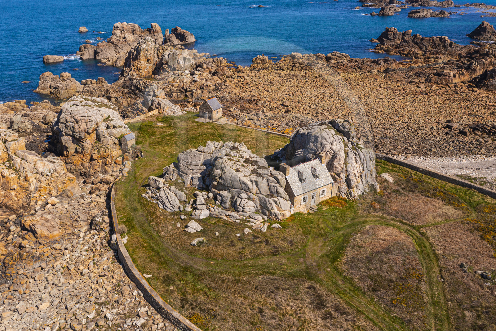 France, Côtes-d'Armor (22), Côte d'Ajoncs, Plougrescant, site du gouffre de Plougrescant, la petite maison de Castel Meur, toute représentation à usage commerciale de cette maison est interdite (vue aérienne)
