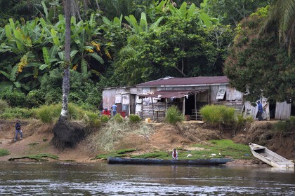 Gabon, Province du Moyen-Ogooué, région de Lambaréné, maisons de pecheurs en bordure du fleuve Ogooué