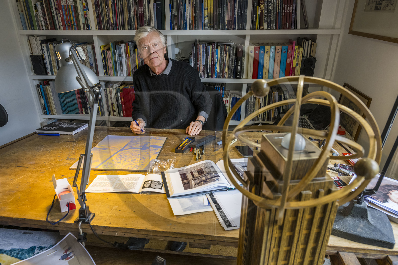 France, Paris (75), le dessinateur et auteur de bande-dessinée François Schuiten dans son atelier parisien, il fait des retouches à son dessin sur une des futures plaques de céramique qui orneront le quai de la station de métro Pont de Sèvres du futur réseau du Grand Paris Express