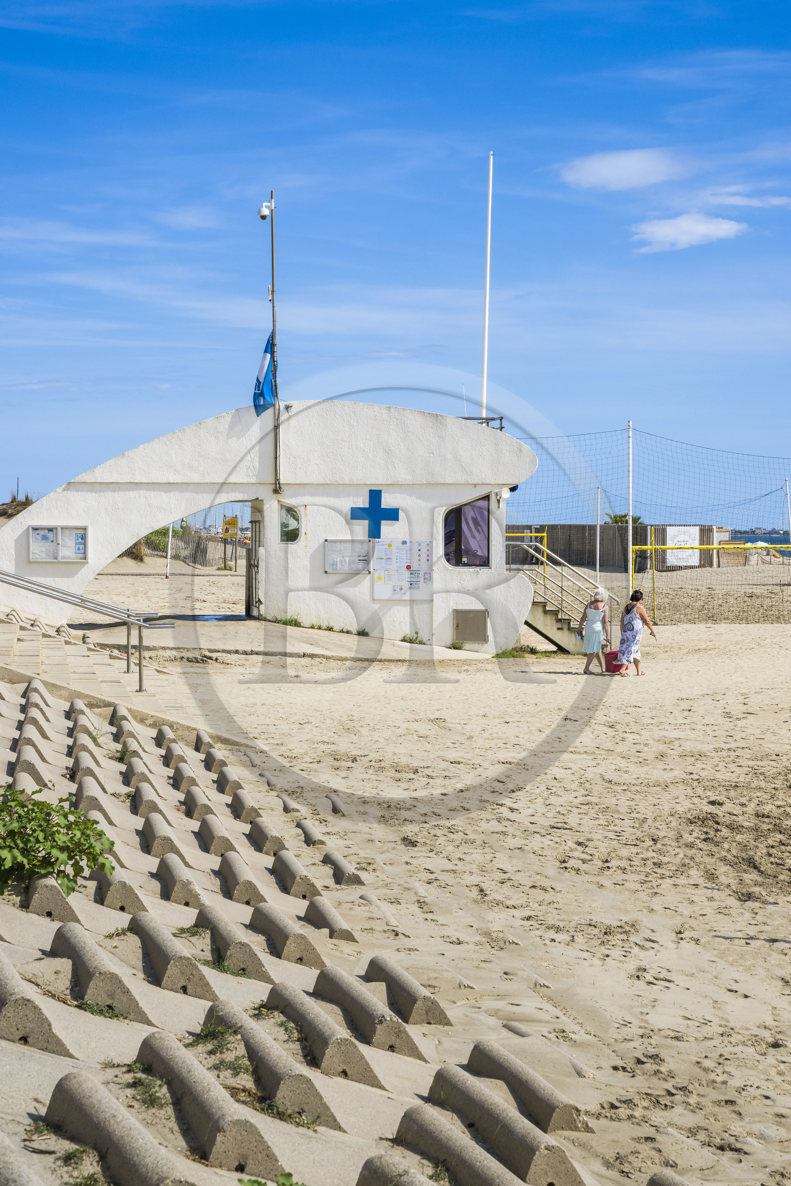 France, Hérault (34), La Grande-Motte, labellisé patrimoine du XXème siècle, quartier du Couchant à l'ouest du port, poste de secours de l'architecte Jean Balladur sur la plage du Couchant