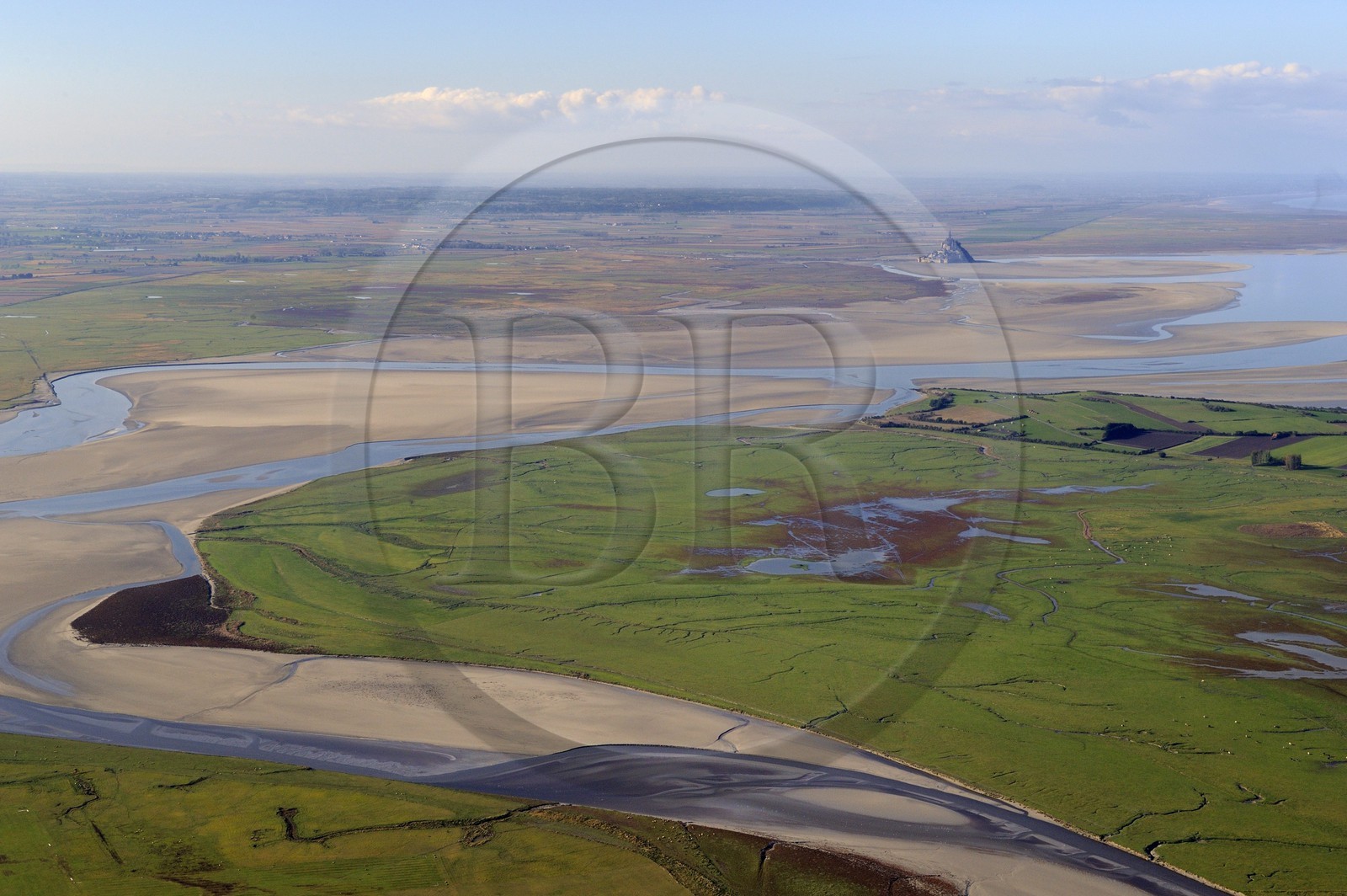 France, Manche (50), Baie du Mont-Saint-Michel, classée Patrimoine Mondial de l'UNESCO, le Mont-Saint-Michel à marée basse, l'embouchure de la rivière Sée et Sélune en premier plan (vue aérienne)