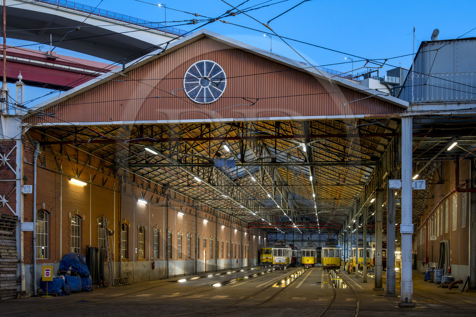 Portugal, Lisbonne, quartier de Alcantara, le Santo Amaro Depot sous le pont du 25 de Abril qui abrite les tramways de Lisbonne, la ligne 28 est la plus célèbre et la plus pittoresque d'entre eux