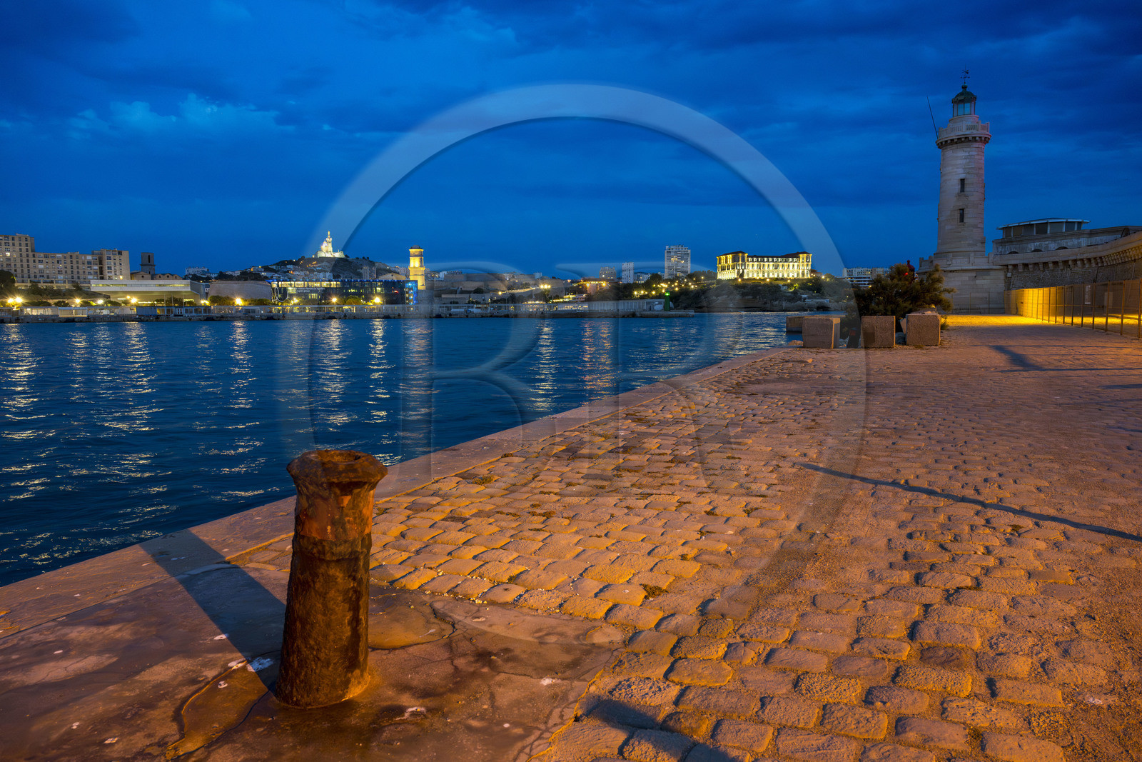 France, Bouches-du-Rhône (13), Marseille, Zone Euroméditerranée, grand port maritime de Marseille (GPMM), la digue du large et son phare de Sainte Marie